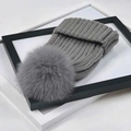 Dunkelgraue Winter-Strickmütze mit Kunstpelz-Bommel und Rippstrickmuster für Damen und Herren - Einheitsgröße / Dunkelgrau