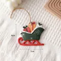 Ciondolo a forma di slitta natalizia in resina con scatole regalo e corda, 7x6cm - Slitta Verde (1760)