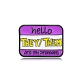 Pin rectangular de esmalte morado con los pronombres 'THEY/THEM' en fuente de dibujos animados - THEY/THEM (Púrpura Blanco)