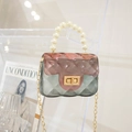 Mini-Gelee-Tasche mit rosa-grünem Farbverlauf, Rautenmuster und Perlengriff-Detail - Schwarz