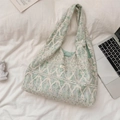 Detailopname van de lichtgroene canvas schoudertas met witte vintage kanten laag - Geen Accessoires / Groen