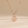 Roségoldene Halskette mit Sonnen- und Mondanhänger und Zirkonia auf einer Wasserwellenkette - Roségold
