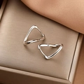 Pendientes geométricos triangulares de plata pulida sobre un joyero dorado premium - Plateado