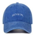 Détail de la broderie BABYGIRL blanche sur une casquette en jean bleu délavé vintage - Taille unique / Bleu clair
