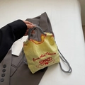 Bolso saco de nailon amarillo con bordado de cerezas y asas tejidas de cuadros vichy - Amarillo