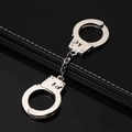 Mini-Handschellen-Schlüsselanhänger aus poliertem Silbermetall im 45-Grad-Winkel - Doppelte Handschellen / Silber