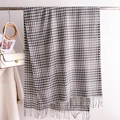 Dettaglio ravvicinato della sciarpa pied de poule bianco e nero con frange e trama morbida - 200x66cm (Nappe Incluse) / Grigio (WT185-2)