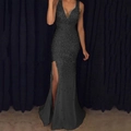 Elegante vestido de noche negro con lentejuelas, escote en V y una abertura alta - S / Negro