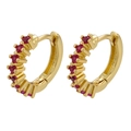 Dettaglio di orecchini placcati in oro con micro-pave di zirconi rossi incastonati - Placcato Oro Zirconia Rosso Rosa