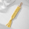 Dettaglio del portachiavi in cotone intrecciato giallo brillante con gancio oro - Giallo