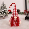 Gnomo de Navidad colgante de peluche con gorro de cuadros rojos y cuerpo de punto rosa - Colgante Femenino de Tela de Cuadros