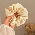 Chouchou en tissu blanc avec petites fleurs jaunes et texture coton plissée - Floral Jaune / Jaune