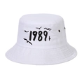 Ricamo dettagliato del testo 1989 e di un uccello su un cappello a secchiello in tela bianca - Regolabile / Bianco