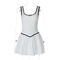Détail de la robe blanche avec bordures noires, petit nœud et jupe plissée courte - S / Blanc
