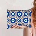 Handgehaltene Kosmetiktasche mit blauem Evil-Eye-Muster und griechischem Ornament - Griechisches Fret-Muster Böser Blick (jiaying0031)