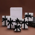 Elegante weiße Schmuckschachteln mit schwarzer Schleife und passender Tragetasche - Weiße Box Schwarzes Band / 5*5*3cm