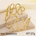 Detailansicht eines goldenen Wellenarmreifs auf Steinsockel mit Größenangaben - Abstrakter Kurvenstil (KB185421-LO)