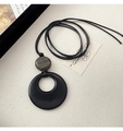 Detailopname van de zwarte gepolijste ringhanger en houten kraal aan minimalistische ketting - Ketting-Zwart