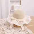 Dettaglio di un cappello di paglia per bambina con bordi in pizzo bianco e fiocco - 52 cm (Consigliato per 1-5 anni) / Cappello Beige