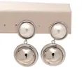 Dettaglio di orecchini a goccia d'argento con sfera superiore opaca e sfera inferiore a specchio - Stile Argento (PD2982)