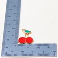 Vue détaillée du pendentif cerise avec dimensions 2,2cm x 2,1cm sur une règle graduée - Style 8