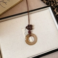 Collier géométrique rétro avec anneau en résine ambre et nœud en bois marron - Café-Rond