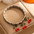 Nahaufnahme des italienischen Edelstahl-Gliederarmbands mit roten Kirsch-Anhängern - Silber Roter Kirsch Anhänger Modulares Armband (WG-0192)