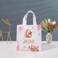 Dettaglio della borsa regalo Eid in tessuto bianco con manici rosa e grafiche dorate - Tema Ramadan con Manico Rosa (5005-3) / Medio (29*27*12)