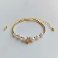 Mehrlagiges Perlenarmband im Boho-Stil mit goldenen Perlen und glitzerndem Sternanhänger - Goldperle Perle Stern Charm Stil
