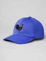 Detail van de haan borduring op een donkerblauwe katoenen baseballpet met gebogen klep - Koningsblauw