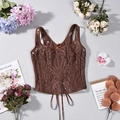 Dettaglio di un corsetto in pizzo marrone ricamato con eleganti lacci in nastro - S / Marrone