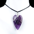 Violetter Amethyst Herzanhänger mit schwarzer Kordel auf einer Schmuckbüste präsentiert - Amethyst