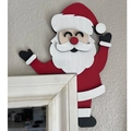 Gros plan d'une décoration de coin de porte Père Noël en métal sur cadre intérieur - Style Père Noël Rouge Classique (20cm)