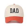 Nahaufnahme der schwarzen DAD-Stickerei auf einer creme-orangen Baumwoll-Trucker-Cap - Verstellbar / Orangerot