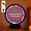 Moderne USB-Ringlampe in Schwarz mit natürlichem Amethyst-Cluster und Kaltlicht - Amethystfarbene Elfenbeinblume (schwarzer Rahmen Monochromes Kühles Licht) / Verstärkte Farbkartonverpackung (205 X 11 X 215 Cm)
