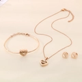 Detalle del conjunto de joyas en oro rosa con colgantes de corazón y grabado love - Juego de 3 Piezas Corazón Hueco Love / Juego de 3 Piezas Oro Rosa (KS119877-K)