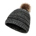Detalle del tejido de punto gris jaspeado y el pompón marrón en el gorro de invierno cálido - Negro