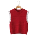 Chaleco de punto rojo con cuello redondo y encaje blanco en percha de madera natural - S / Rojo
