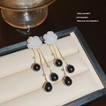 Orecchini S925 con rosa bianca, nappe dorate e goccia nera dallo stile vintage elegante - Frangia Iridescente Rosa Oro Goccia Nera (E0446)