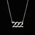 Vue macro du pendentif chiffre angélique 222 gothique en argent sur une fine chaîne en acier - 222(XT222S)