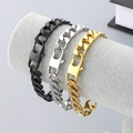 Pulseras cubanas de hip hop para hombre en acabados oro, plata y negro sobre un soporte - Hebilla Geométrica (Ancho 9mm Largo 21cm) / Dorado