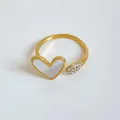 Anillo abierto dorado con incrustación de corazón de nácar blanco y cristales pavé - Anillo Abierto de Corazón de Nácar Chapado en Oro (B418)