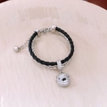 Detalle de una pulsera de doble capa con cordón de cuero negro y colgante de oso - Pulsera-Plata-Negro