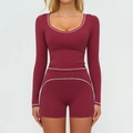 Ensemble de yoga bordeaux deux pièces avec haut court à manches longues et short de sport - S / Haut Et Bas / Rouge Cerise