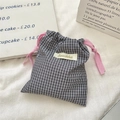 Détail d'un petit pochon à carreaux vichy avec cordon rose et étiquette de marque tissée - Carreaux Noir
