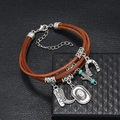 Mehrlagiges Lederarmband in Braun mit Cowboy-Anhängern und Hufeisen Good Luck-Motiv - Braun