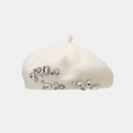 Detail van luxe strassteentjes op de crèmekleurige wollen baret met kristallen accenten - Wit