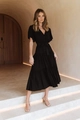 Detalle del elegante cuello en V y volantes en este vestido bohemio negro largo - Negro