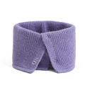 Detalle de calentador de cuello de punto acanalado morado con tres botones de presión - Morado