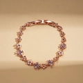 Dettaglio del bracciale floreale in oro rosa con perle bianche e zirconi viola - Bracciale-Oro Rosa